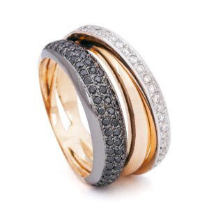 Anillo de oro rosa con diamantes blancos y negros