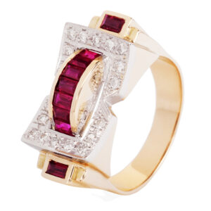 Anillo de oro amarillo y blanco con rubíes y diamantes